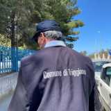 Come da regolamento il signore indossa un berretto e una pettorina blu con su scritto �Comune di Triggiano� dietro...